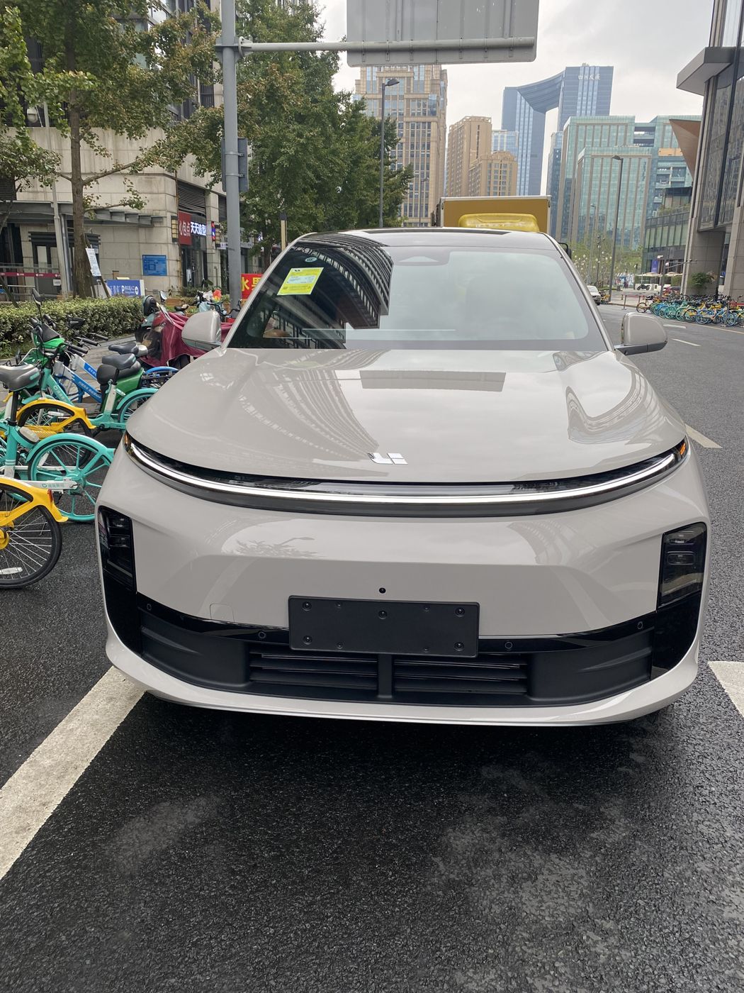 龙8国际 MEGA 高压纯电 MPV